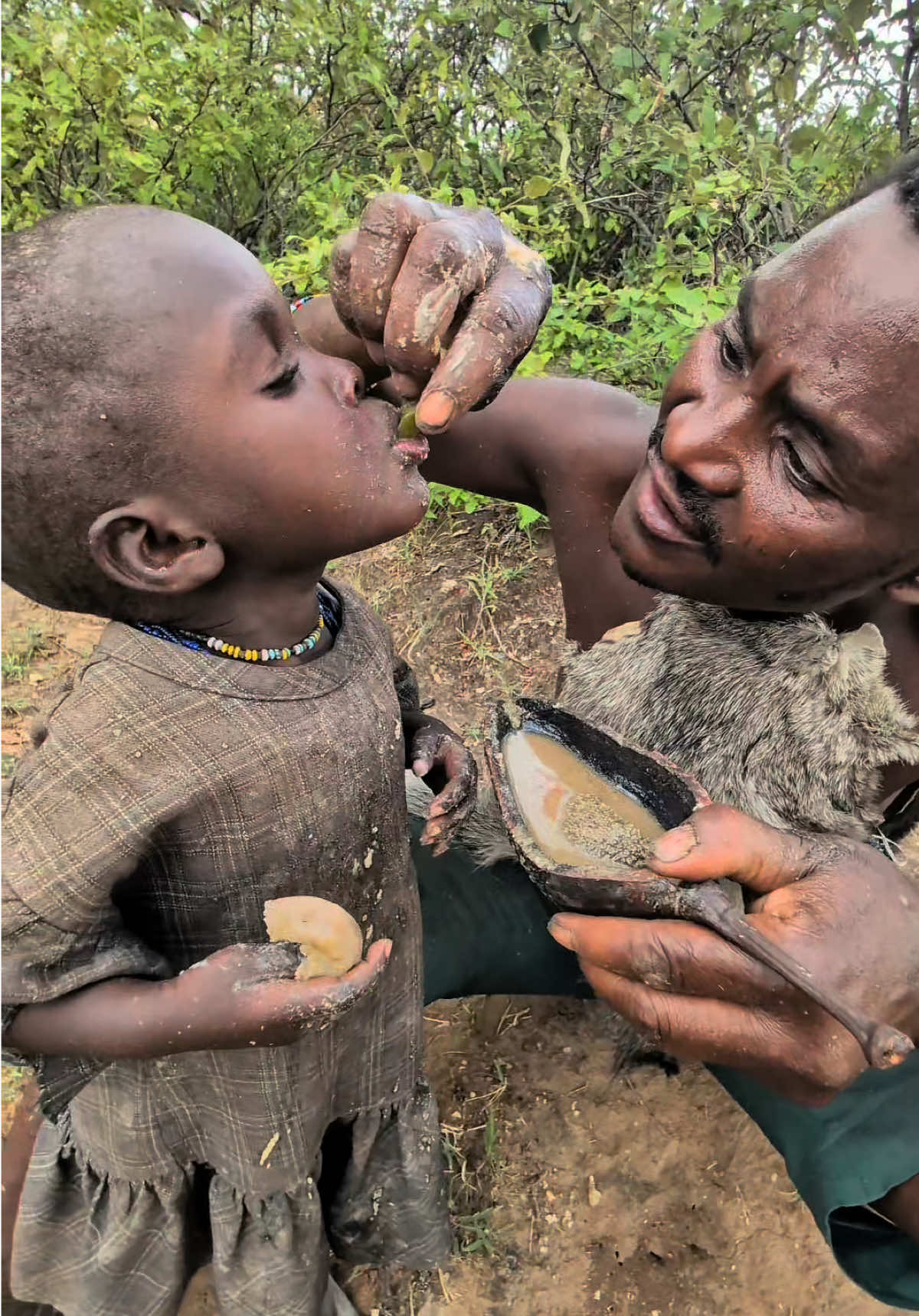 Look at that baby in the tribe who eats more obediently#hadzabetribe #foryoupage #funny #village #chaaba 