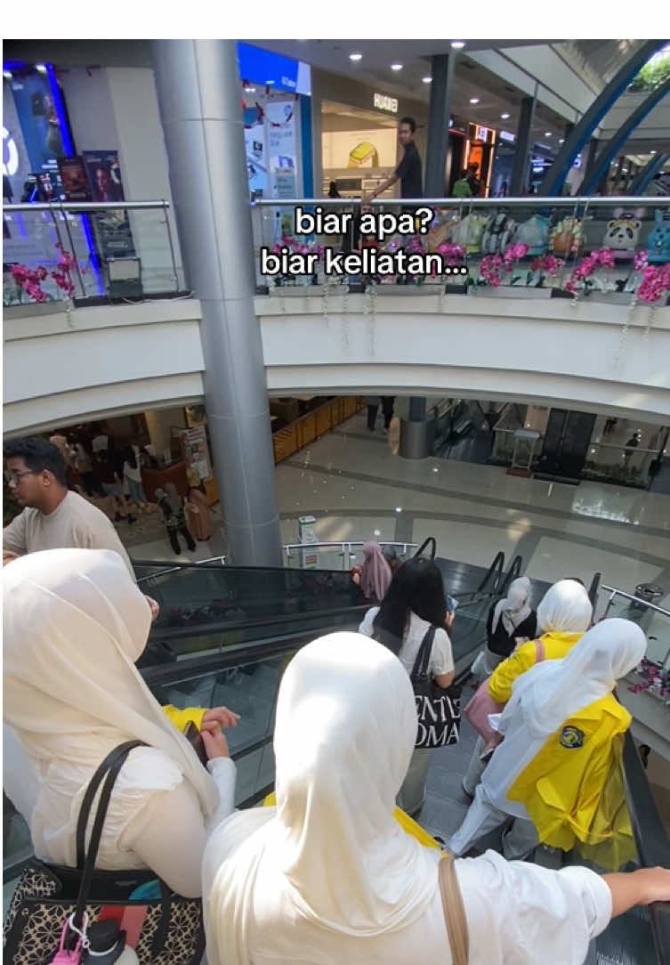 emang rutenya gini ga sih? 🙂‍↕️  edit: btw video ini di-take pas kami baru selesai photobooth di salah satu spot di mall, jadi almetnya masih ditenteng. karena kebanyakan dari kami pake tas kecil yang ga muat buat masukin almet, akhirnya ya ditenteng bareng bareng biar kompak gituuu, soal keliatan norak atau alay, aku akui kok 🫰🏻 lagian sound lagunya aja judulnya “alay”, jadi sekalian deh di video ini pake lagunya itu + diposting for fun!  terima kasih banyak yang udah meramaikan vt ini, jujur ga nyangka bisa serame ini…