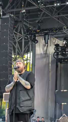 Was für ein Debüt! Jelly Roll🥰 hat bei seiner ersten Show in Europa für Gänsehaut-Momente gesorgt. Er ist nicht nur ein wahnsinnig talentierter Musiker, sondern auch so echt und herzlich. Ein Mann mit ganz viel Herz! @Jelly Roll  #jellyroll #fyp #saveme #concert #livemusic 