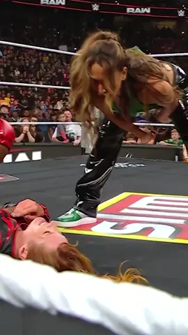 نيكي بيلا تلقن بيكي لينش درسًا قاسيًا! #WWE #WWERaw 