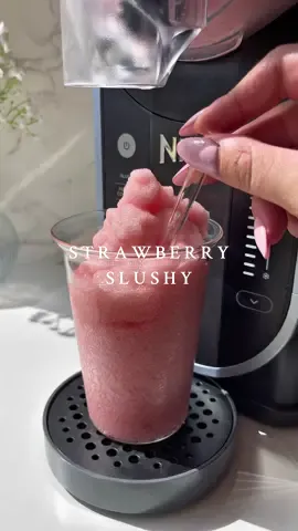 Strawberry slushy 🍓🧊 Ingredients: - water - strawberry syrup #ninjaslushi #ninjaslushirecipes #strawberry #ninjaslushy #asmr #asmrsounds #satisfying #satisfyingvideo #slush #slushi #slushy #EasyRecipe #summerrecipes  @Ninja.Deutschland @Ninja Kitchen 