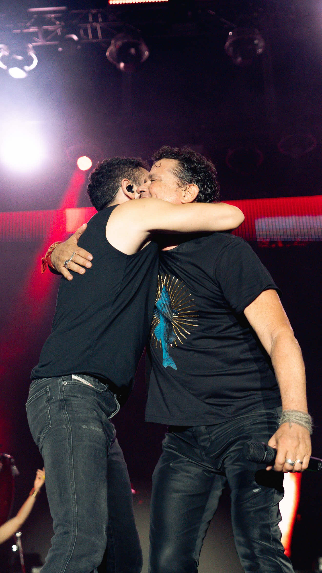 Gracias a nuestra gente de @Jogo por permitirnos regresar siempre a Costa Rica 🇨🇷  Además de anoche haber podido disfrutar de nuestro compañero @Fonseca y ver la alegría de la gente❤️ Solo esperamos haber estado a la altura del público que estuvo en San José 🫶🏼 Los queremos mucho y siempre esperamos volver🙌🏼