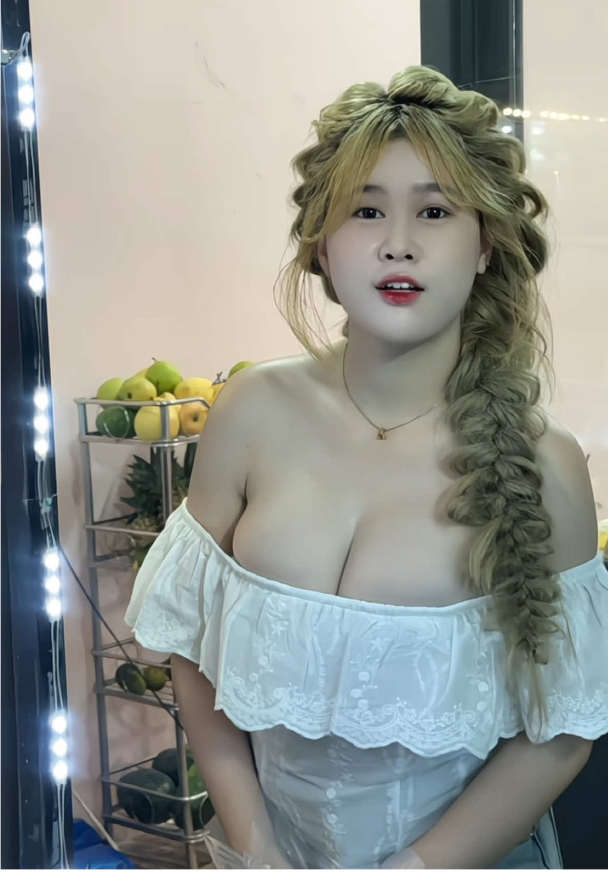 Quán nước gần nhà nay có con bé nhân viên mới….