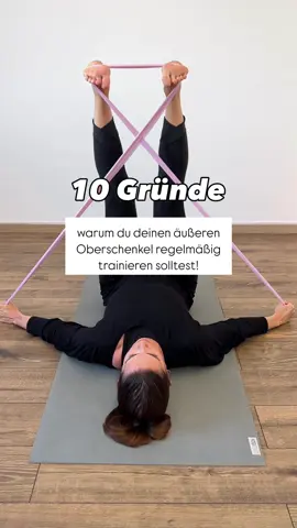 Äußeren Oberschenkel trainieren 👉 Mit dieser Übung trainierst du gezielt den äußeren Oberschenkel und gleichzeitig den mittleren Gesäßmuskel (Gluteus medius) – zwei Muskelgruppen, die oft unterschätzt werden, aber entscheidend für Form, Stabilität und Kraft sind. 🤓 Hier sind 10 Gründe, warum du diese Übung regelmäßig machen solltest: 1️⃣ Kräftigt gezielt den äußeren Oberschenkel, der oft vernachlässigt wird, aber essenziell für Bein- und Hüftstabilität ist. 2️⃣ Aktiviert den mittleren und kleinen Gesäßmuskel (Gluteus medius & minimus), der für Beckenstabilität und eine aufrechte Haltung sorgt. 3️⃣ Formt die seitliche Oberschenkel- und Hüftlinie 4️⃣ Stabilisiert das Becken, besonders bei einbeinigen Bewegungen wie Gehen, Treppensteigen oder Ausfallschritten. 5️⃣ Verbessert die Beinachse, was Beschwerden in Knien und unteren Rücken vorbeugen kann. 6️⃣ Wirkt muskulären Dysbalancen entgegen, z. B. durch häufiges Sitzen oder einseitige Bewegungsmuster. 7️⃣ Bereitet den Körper auf komplexere Bein- und Po-Übungen vor, indem sie unterstützende Muskeln aktiviert. 8️⃣ Fördert funktionelle Kraft, die im Alltag ebenso nützlich ist wie im Training. 9️⃣ Unterstützt eine gesunde Haltung, da die Hüftmuskulatur Einfluss auf Beckenstellung und Wirbelsäule hat. 1️⃣0️⃣ Einfach und effektiv umsetzbar, mit wenig Zeitaufwand – ideal auch für zu Hause. 👉 3 Runden á 8-12 Wiederholung  Und jetzt viel Spaß beim Ausprobieren dieser Übung. 💫 ❗️Und nicht vergessen: Speichere dir diesen Post für später ab! ❗️ Alles Liebe  Deine Nadine 🧘🏻‍♀️  ☝️Bitte denke daran, dass nicht jede Übung für alle gut ist. Grundsätzlich sind meine Übungen für sportgesunde Menschen. Schmerzen können unterschiedliche Ursachen haben. Im Zweifel ist es immer gut, vorher mit einem Arzt zu sprechen. 🙏🏼