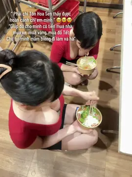 Tranh thủ ăn tối rồi lại tăng ca, cố lên các em