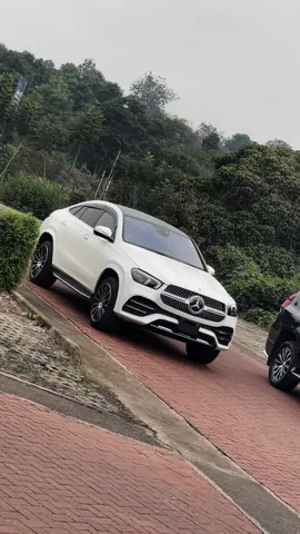2021 Mercedes Benz GLE 400D Coupe 4MATIC in Diamond White  ▪️Grade 4.5B ▪️3000cc inline-six Turbo-diesel ▪️Performance 340bhp /700NM Fully optioned  with PANORAMIC glass sunroof, Dual Touch screen High resolution 12.3 Digital display,Nappa heated Leather seats both front and rear MBUX augmented  infortainment system,Magic vision control, E-active body control,Mercedes ME connect, valet parking,Wireless Charging,Premium burmester system,Driver assist package,open-pore oak wood  interior finish, collision prevention assist ,Attention assist, Active blind spot( avoids side collisions),Active lane keep assist,parking guidance package,360° Camera,Magic carpet 9-G tronic transmission, Agility select suspension,Airmatic package,22”AMG rims and much more. #autoplace #kenyantiktok🇰🇪 #trendingvideo #onsalenow️️️🔥🔥🔥🔥 #mercedes 