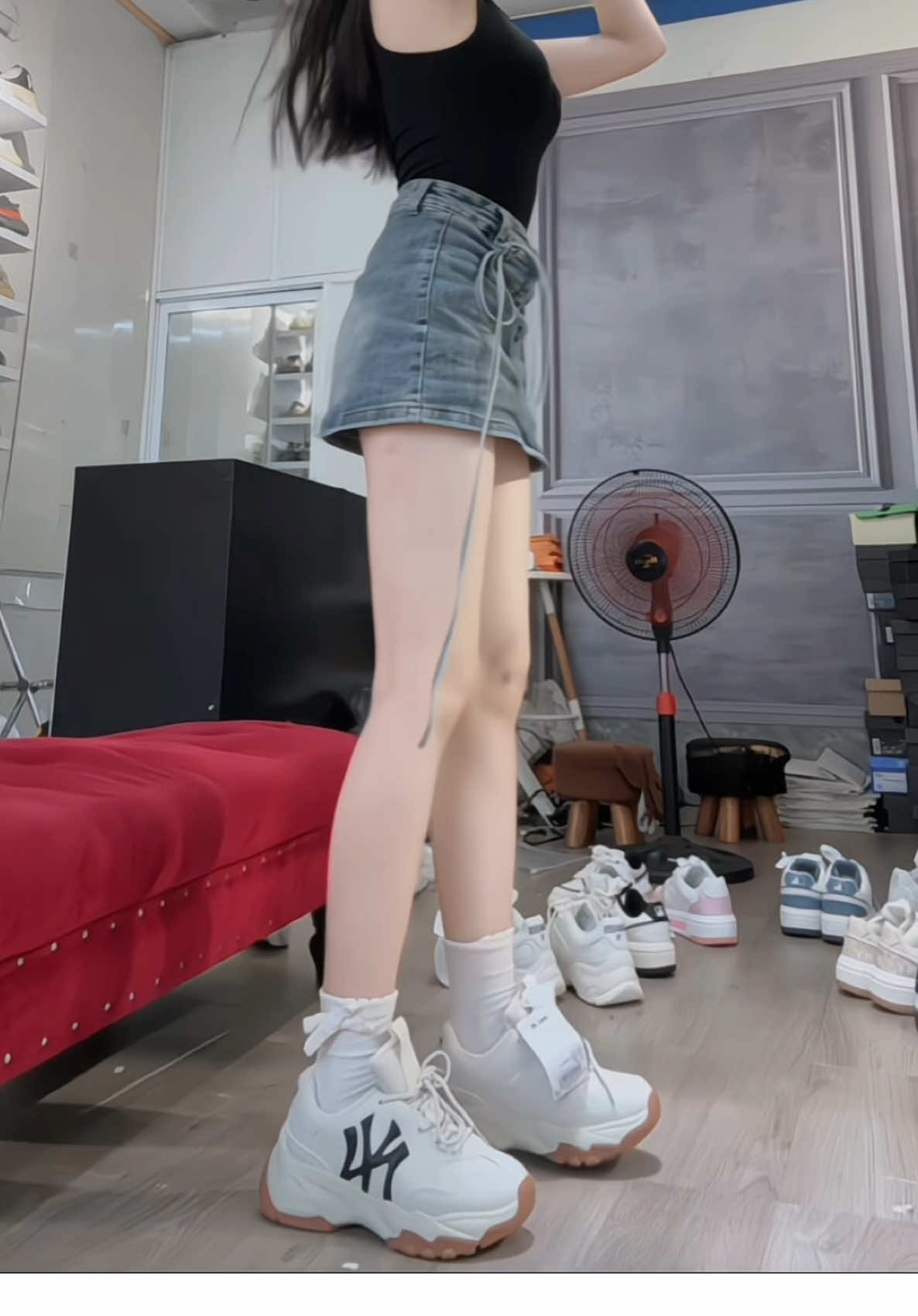 Hack dáng thôi roii 😍#giay #sneakers #xuhuong 