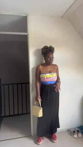 Wie zegt dat fashion duur moet zijn of dat aan een budget zijn Boring is. Ik style een topje van €5., op 3 verschillende manieren voor jullie.#zomerlooks #summerfashioninspo #outfitinspo #budgetfashion 