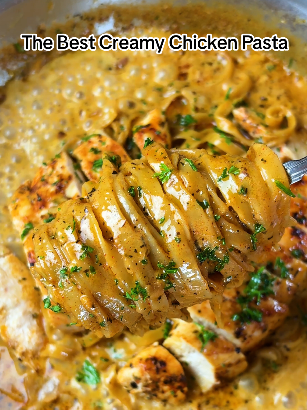Creamy Garlic & Parmesan Chicken Pasta🤤 Well, you know me, nothing better than a nicely seasoned chicken with creamy pasta 😍 Here's one of my easiest yet favourite recipes! It's ready in no time and gets me every time🔥 Creamy, tasty and comforting, this is you next go-to meal, believe me!✨ Calories : 600kcal Protein : 45g Carbs : 45g Fat : 30g The full recipe is in my Healthy & Happy Cookbook, link in my bio🥰 Bon appétit ! James ❤️ #pasta #chicken #tasty #delicious #FoodTok 