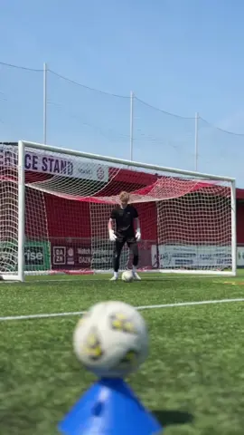 Drop & Go 🧤 #goalkeeping #goalkeepergloves #goalkeepertraining