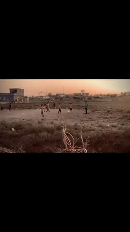 تلك الصورة التي التقطت عند الغروب ما زالت تحكي الكثير؛ أطفال يركضون خلف كرة قديمة في فضاء الريف، والغبار يتصاعد من خطواتهم كأنّه بخور طفولة لا تنطفئ. السماء خلفهم لوحة من ذهب ونار، والضحكات المجمَّدة في اللقطة تُعيدني إلى زمنٍ كنت فيه أحدهم، زمنٍ تسكنه البراءة ولا يعرف معنى الفقد. إنّها صورة لا تُرى بالعين فحسب، بل تُستعاد بالقلب كلّما اشتدّ الحنين.#قرية_العيثة🕊️💚 #تصويري_احترافي_الاجواء👌🏻🕊😴 