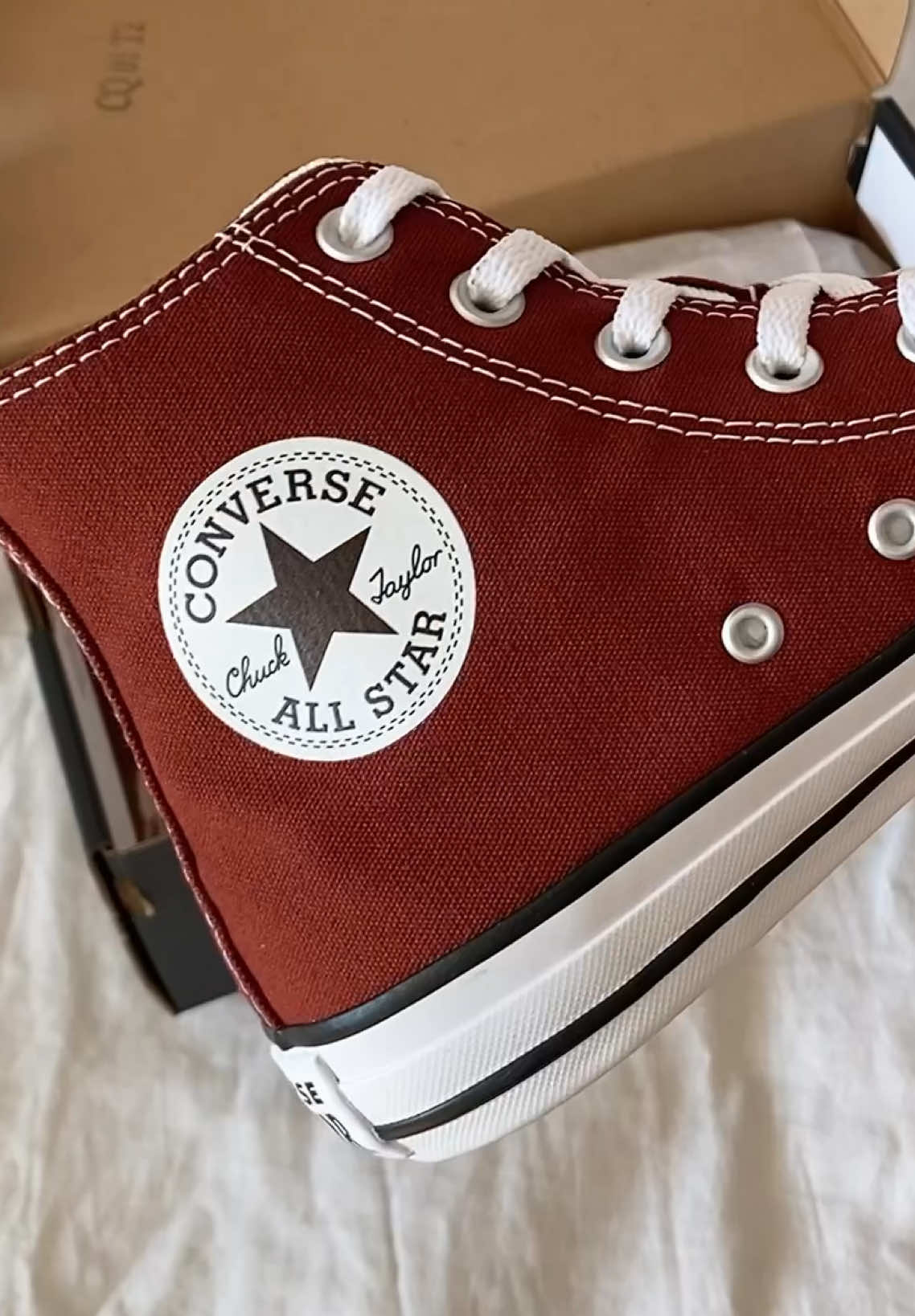 Versátil e atemporal, feito para te encantar: Chuck Taylor All Star na cor telha! ❤️‍🔥 . R$259,90 ox . R$279,90 hi #espaçotênis #converse #allstar #chucktaylor 