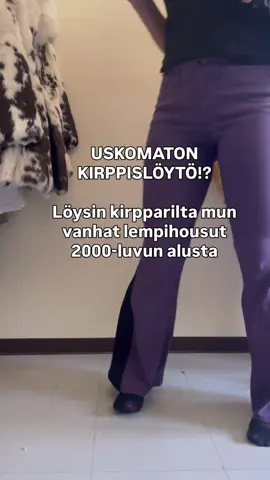 Onko sulla tullut vastaan hauskoja tai erikoisia sattumuksia kirppistellessä? Kerro tarinasi kommenteissa.💜  Tää on varmasti yllättävin sattumus, jonka olen koskaan kirpputorilla kokenut. ♻️ Olin käymässä kotiseudullani Pohjois-Karjalassa ja poikkesin eräälle kirpputorille aikani kuluksi. Paikka oli täynnä tavaraa, laatikoita ja vaatekasoja siellä täällä. Kierrettyäni hetken pysähdyin huoneeseen, jossa huomioni kiinnittyi lattialla olevaan pahvilaatikkoon. Sen reunasta pilkotti värikkäitä vaatteita. Nostin laatikosta violetit housut ja vilkaisin merkkiä. Siinä luki MicMac, nostalginen brändi, joka oli suosittu 80-luvulta aina 2000-luvun alkuun. Heti seuraavaksi katseeni osui lahkeen levennykseen ja katkenneeseen vyölenkkiin. En voinut uskoa silmiäni, nuo olivat minun vanhat housuni. Tunnistin ne välittömästi. Ne olivat lempihousuni 2000-luvun alussa. Olin löytänyt ne tuolloin kirppikseltä, ja pyysin mummia muokkaamaan ne minulle sopiviksi ja leventämään lahkeet erivärisellä kankaalla. Myöhemmin annoin housut pikkusiskolleni, ja siitä ne lähtivät jatkamaan matkaansa. Tarina ei kerro, missä kaikkialla ne ovat seikkailleet näiden kahdenkymmenen vuoden aikana, mutta siinä nyt ne olivat taas edessäni. Tarina, joka herättää nostalgiaa, muistoja ja ajatuksia vanhojen materiaalien kestävyydestä. Viimeisen kuvan lehtijutusta kiitos  HS / Silvavirtanen. #kirppislöytö #kirppislöydöt #kirpputori #muistoja #kirpputori