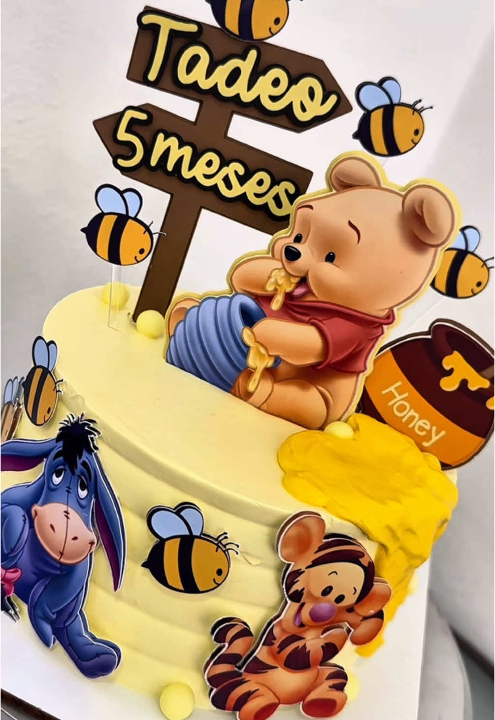 Mini pastelito Winnie the Pooh ! 💛✨🍯  Me encanta hacer minis ✨🍯 #caketopper #cakedecorating #cakedesign #fyp #pasteleriacreativa #minicake #winniethepooh #pastrysamaniego 