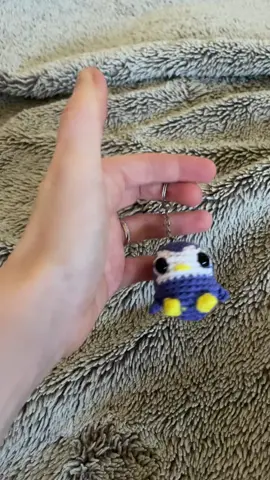 🐧💙 Petit pingouin voyageur ✨ 100% vibes positives & dose de mignonnerie 🎶 Danse, fun & good mood au quotidien 📍 Toujours accroché à mes clés mais le cœur en vadrouille 🧶 Né d’un crochet, grandi dans l’amour des détails 💡 Objectif : apporter un sourire par jour à qui passe par ici ❄️ Team banquise mais chaleur garantie dans ton feed 💌 Viens rejoindre la #crochcreation #crochetfr #faitmain #porteclé 