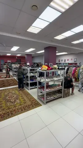 Барахолка Kali Laska — рай для охотников за находками! 😏Мой улов: свадебное платье — 35 р, Levi’s — 32 р, Zara — 30 р, свитеры от 27 р, текстиль — 10–15 р, обувь — 19 р. 👗 Женской одежды море, и она реально стильная. 🏺 А ещё — винтажный интерьер: бабушкина посуда, открытки из прошлого, «Мурзилка», винил и книги с историей. 📍 Сохраняй локацию и время работы - ул. Кальварийская 33/4, вт-сб с 11:00 до 20:00