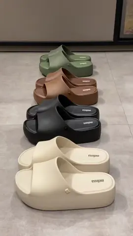 A queridinha de vocês na área! ✨Melissa Free Plataform ✨ Disponível do 33/34 ao 39/40 R$:279,90  #fyppppppppppppppppppppppp #melissafreeplatform 