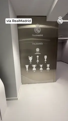 😱 ¡QUÉ PASADA! 😱 👉 El interior del Bernabéu, más moderno que nunca. 👀 El detalle de las Champions... tremendo. #tiktokfootballacademy #DeportesEnTikTok #elchiringuitotv 