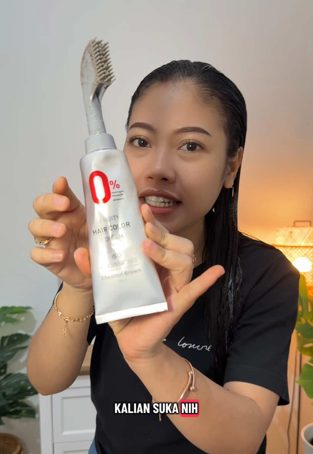 Membalas @fatma Cat Rambut @CrownCare.id emang mantul banget guys 🫵🏻‼️ sudah HALAL & BPOM juga loh ✅ bahan dasar alami 0% bahan kimia ✨#semirrambut #crowncare 