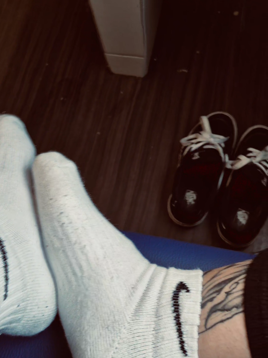 I’ll probably never get rid of the sand in my shoes… life of living by the beach 🌊👣 #ravenwalks #viral #socks#followmysteps 