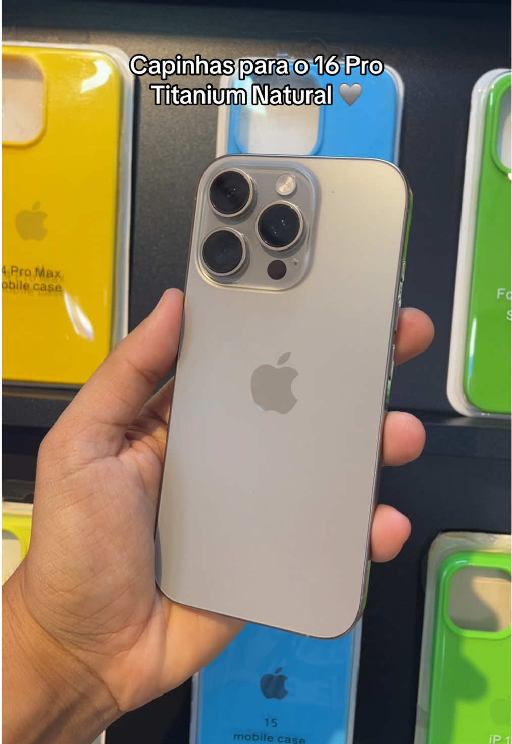 16 Pro Titanium Natural, aqui na Quebrou Trincou Trocou temos várias opções de capinhas 😍 Use esse vídeo de inspiração para procurar essas capinhas na sua cidade! 🚦 #16pro #fypシ゚#paravoce #apple #capinhas 