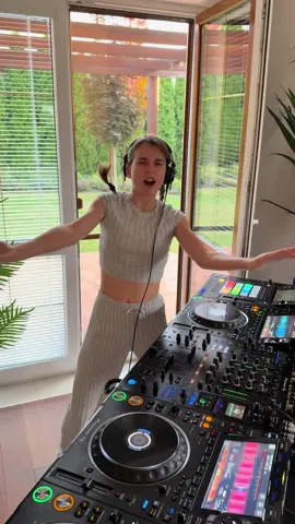 Welcome to a journey through the depths of classic techno… HERE WE GO 🎶🔥💃 #techno #melodictechno #djmix #djing #realdjing 