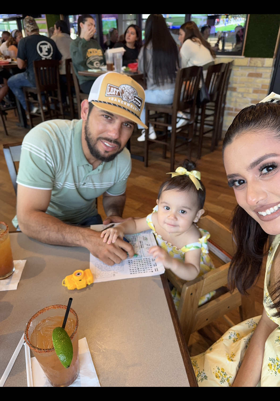 Comiendo en mi lugar favorito de alitas @Texas Chicken Wing Sports Bar 🥰 #pluckerswingbar #wings #familiadetres #fyppppppppppppppppppppppp #katytx 