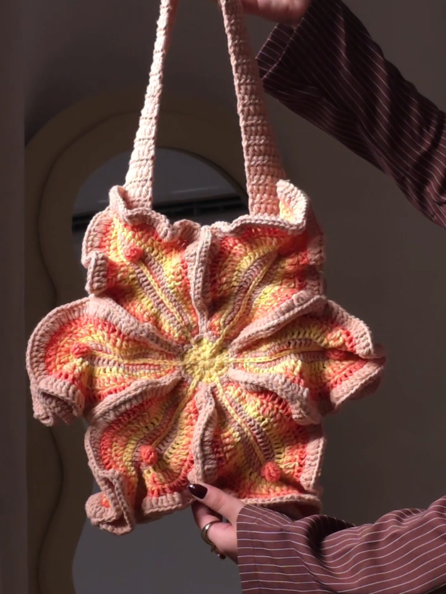 Crochet lily bag ✨️ من احلى الاشياء الي حكتهم بالكروشيه الصراحة جانت متعبة بتركيبهة هواي بس النتيجة جداً تستاهل ✨️ اخذت مني : 4 بكرات لون بني فاتح  بكرة لون اصفر  بكرة لون برتقالي بالمجموع 6 بكرات ، استخدمت سنارة 4 ونوع الخيط جينز  يمتى مايصير عدكم وقت لازم تسووهة لان كلش شكلهة مميز وحلو ✨️ #كروشيه #حياكة #وردة #حياكة_كروشيه #crochet 