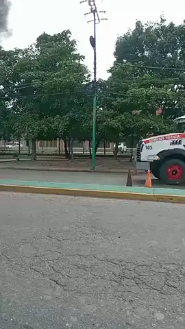 bomberos de los guayos y Valencia, en el lugar combatiendo el incendio #carabobo #venezuela #valencia #losguayos #soydelasaguitas 