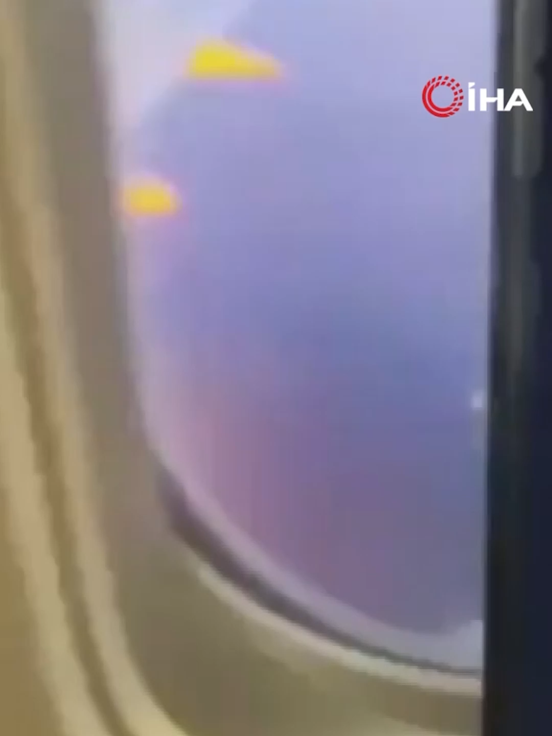 Yolcu uçağının motoru kalkıştan sonra alev aldı! Yunanistan-Almanya seferini yapan yolcu uçağının kalkıştan kısa bir süre motoru alev aldı. Uçakta bulunan 273 yolcu ve 8 mürettebat korku dolu anlar yaşarken, uçak İtalya'daki Brindisi Havalimanı'na acil iniş yaptı. #ekoltv #uçak #yangın #reels #shorts #ekoltv