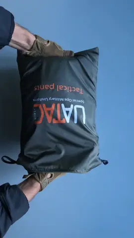 Тактичні штани UATAC Gen 5.6 Black з наколінниками Штурмові штани UATAC Gen 5.6 з наколінниками розроблені спеціально для військових, які активно беруть участь у бойових діях. Головний акцент при розробці штурмових штанів з наколінниками ставився на міцність та зручність. Штани неодноразово були оновлені та покращені спираючись на досвід використання військовими в надскладних умовах. Тканина складається з 65% бавовни та 35% поліестеру, що робить її приємною на дотик та витривалою на розрив і пошкодження. Плетіння Ripstop та німецькі армовані нитки не дадуть штанам порватись навіть при великих навантаженнях.  Вологовідштовхувальне тефлонове покриття захищає від води та підвищує стійкість до бруду. Оснащені двома вентиляційними зонами для покращеної терморегуляції. Вставні наколінники (у комплекті) регулюються по висоті. Наколінники нового покоління зручніші в експлуатації. Зовні захищені посиленою тканиною CORDURA® 500d Brookwood® USA. Для зручного використання штани оснащені 11 кишенями - дві кишені спереду та дві кишені позаду, 2 великі карго кишені (Ліва - оснащена двома стабілізаційними резинками для фіксування пляшки з водою або магазина та карабіном; Права - оснащена двома сітчастими відділами), дві кишені попереду з регулюваннями висоти наколінника всередині, дві кишені для дрібниць в нижній частині, кишеня для ножа з правої сторони. Тканина 65% бавовна, 35% поліестер. Плетіння Ripstop.  Вологовідштовхувальне тефлонове покриття. Технологія DWR (durable water repellent). Це просочення не втрачає своїх властивостей після численного прання, тому тканина стійка до атмосферного впливу.  Застосовується особливе фарбування VAD. В результаті тканина не втрачає свого кольору при повторних праннях і стійка до впливу ультрафіолету. Вентиляційні отвори в паховій зоні та в нижній частині штанів. 2 карабіни спереду штанів та в лівій карго кишені Вставні наколінники (у комплекті). За потреби наколінники можна дістати. Зовні захищені посиленою тканиною CORDURA® 500d Brookwood® USA. Практичний регулятор висоти наколінника та велкро затяжки для правильного позиціонування наколінника. Збільшені стрейч панелі з коефіцієнтом розтягнення 1.5 для кращого комфорту при активному використанні Дві великі карго кишені на стегнах Блискавка збоку карго кишень для зручного доступу сидячи Блискавки YKK Двошарова зона для сидіння Поради щодо догляду за штанами: прати в холодній або теплій воді до 40°C в режимі лагідного прання. За можливості використовувати пральні засоби без агресивних компонентів та посилювачів кольору. Для запобігання втрати кольору не слід сушити виріб при високих температурах