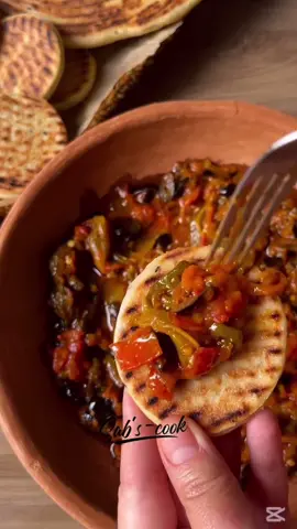 عشاء سهل ولذيذ  تابعونا ليصلكم كل ماهو جديد  . . . . . . . .. . . . #fyp #شكشوكة #اطبخ_علي_تيك_توك #fypviralシ #فلفل_مشوي 