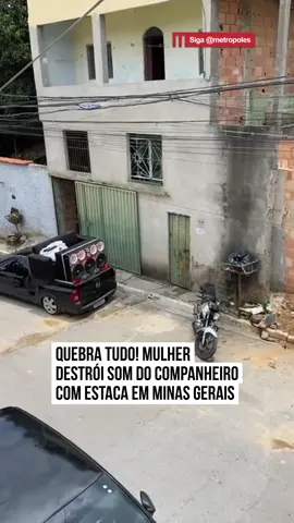 Um episódio ocorrido em Betim, Minas Gerais, que circula nas redes sociais. 	•	Uma mulher aparece em vídeo usando uma estaca de madeira para perfurar e destruir uma caixa de som instalada na caçamba de uma caminhonete. 	•	Testemunhas informaram que o veículo pertencia ao companheiro dela. 	•	Nas imagens, o casal sai de casa discutindo aos gritos. O homem entra no veículo e, logo em seguida, a mulher surge com a estaca e passa a golpear o som automotivo. 	•	Um pedestre e o próprio parceiro tentam contê-la, mas a confusão continua. 	•	O caso teve grande repercussão online, chamando atenção pela intensidade da cena e pela motivação da atitude.
