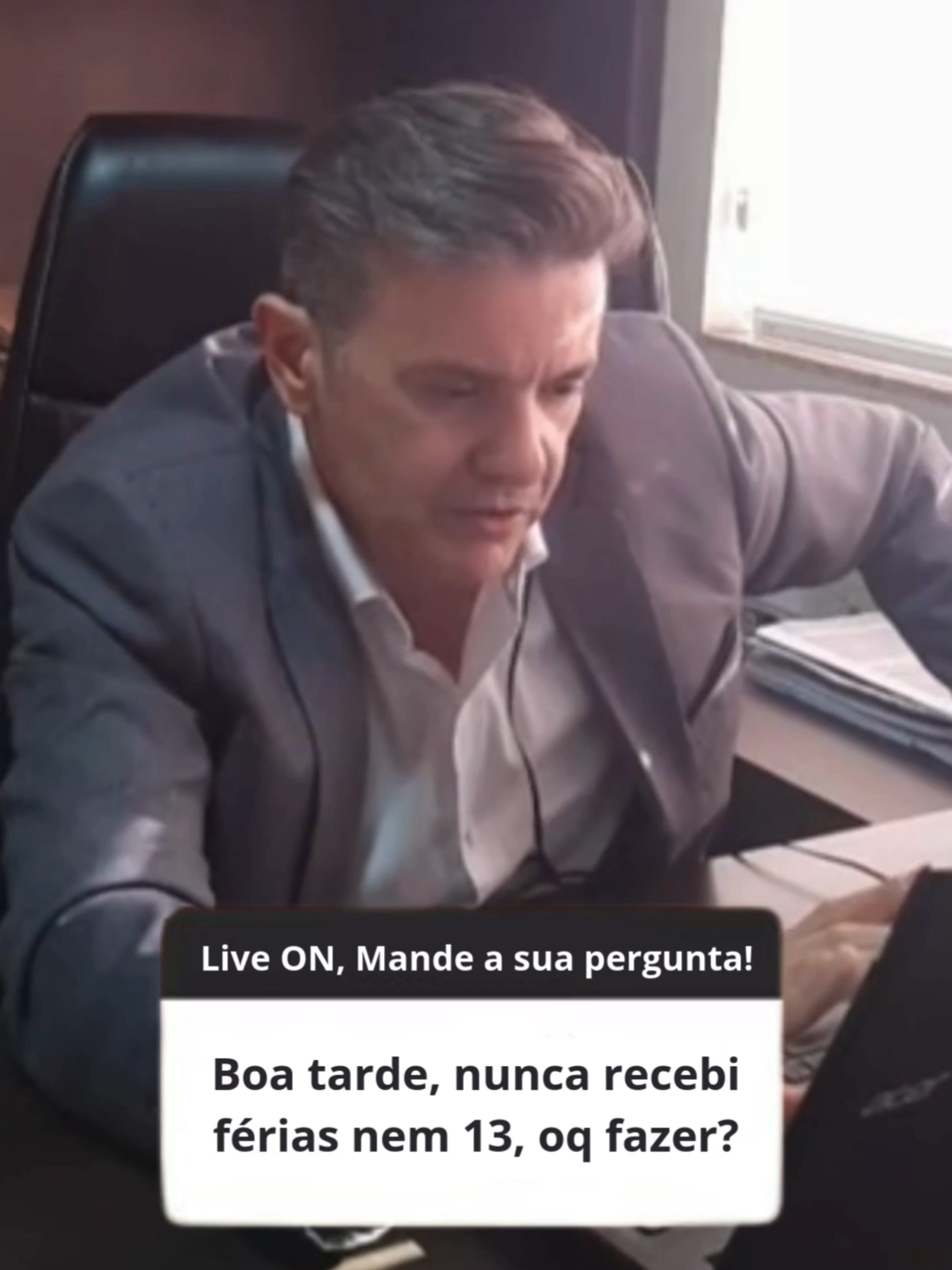 Muita gente trabalha anos e não sabe que tem uma série de direitos garantidos por lei! Todo trabalhador com carteira assinada tem garantias previstas na CLT que não podem ser ignoradas. ✔️ Depósito mensal do FGTS feito pelo empregador ✔️ Direito a 30 dias de férias remuneradas por ano ✔️ 13º salário pago até o final do ano ✔️ Jornada de trabalho com limite legal e horas extras pagas corretamente ✔️ Contracheques, extratos do FGTS e registros em carteira servem como provas importantes Conta nos comentários para mim, você trabalha sem esses direitos? . . . . . . . . . . . . . . . . . . . . #trabalhador#trabalho#trabalhadora#serviço#fgts