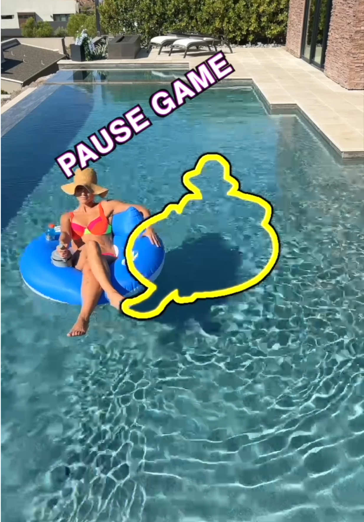 Catch me if you can 🏖️ This motorized pool floatie is so much! #inflatable #electric #float #handheld 