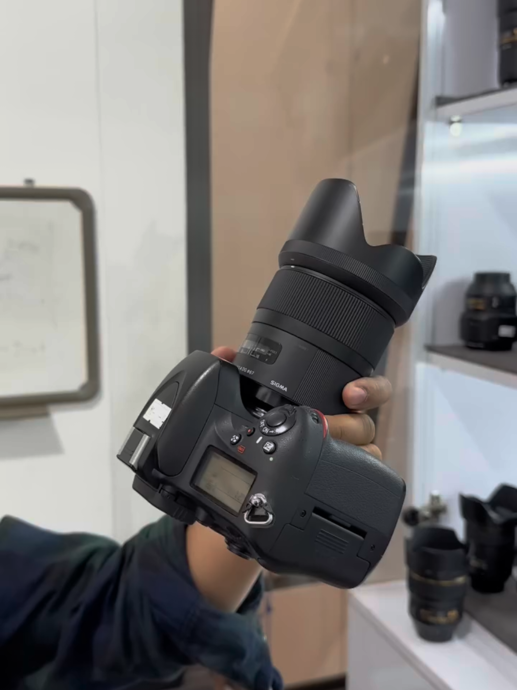 Nikon D610+Sigma Art 35mm @600Kugx Shipping takes 3 to 5days from Dubai to ug  WhatsApp me +256708425064