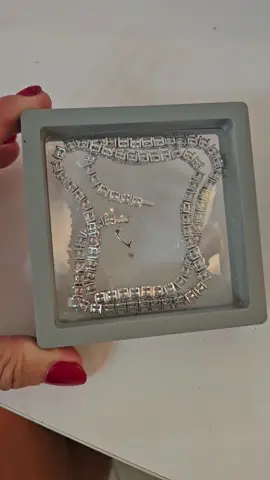 💎 Aggiungi un tocco di eleganza al tuo look! Questa collana in argento Sterling 925 con zirconi scintillanti è perfetta per ogni occasione: ✔️ Raffinata e luminosa ✔️ Materiale pregiato (argento 925) ✔️ Design intramontabile Indossala per sentirti speciale ogni giorno ✨ 👉 Disponibile ora  Affrettati, le scorte sono limitate!