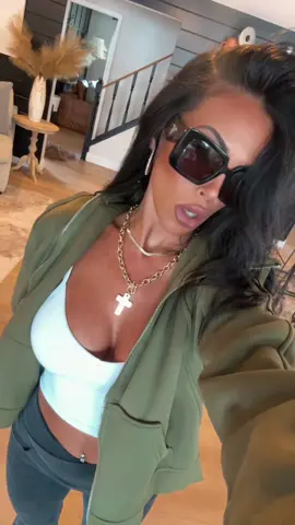 Loving this olive green zip up hoodie! This will be the perfect layering peice for fall! #hoodie #zipup #fallhoodie #fallloungewear #comfyoutfit 