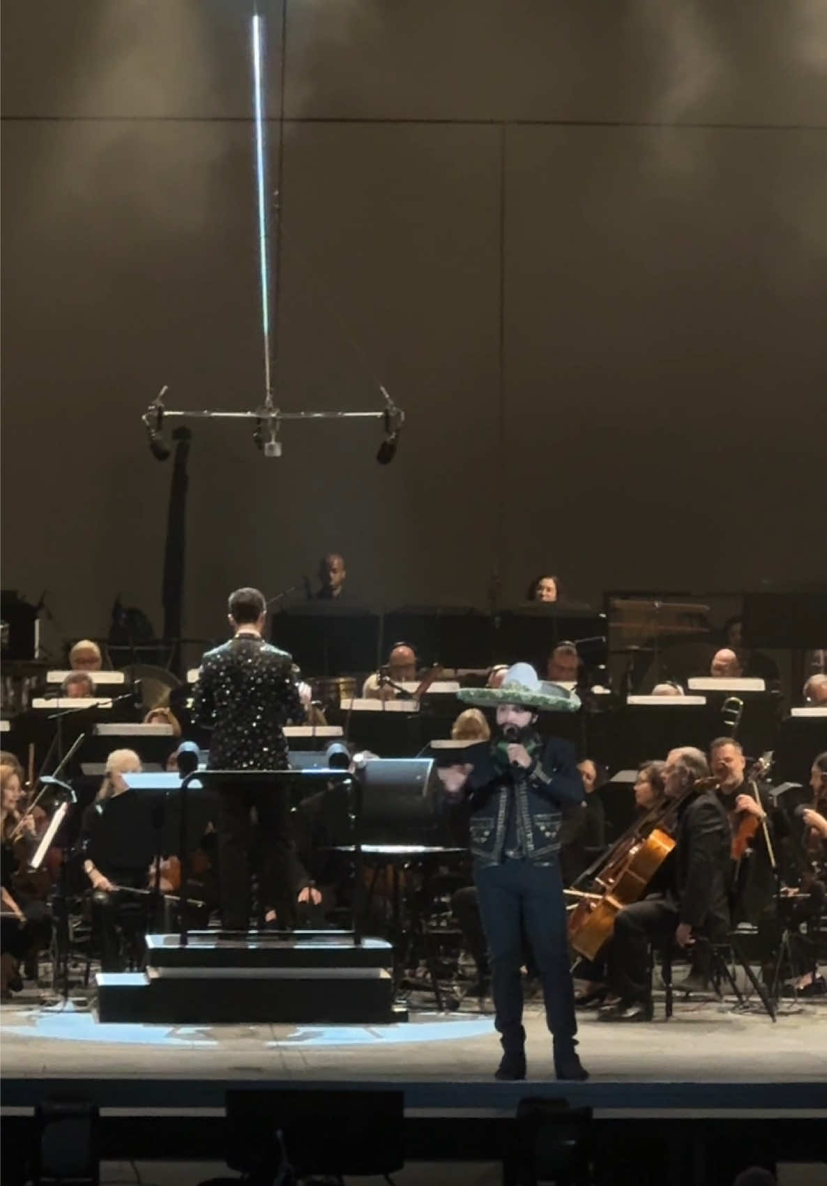 ¿Que les pareció #elbarzon en vivo desde @HollywoodBowl ? GRACIAS!!! A todos los que asistieron, por sus cantos y sus aplausos ❤️ #leonardoaguilar 