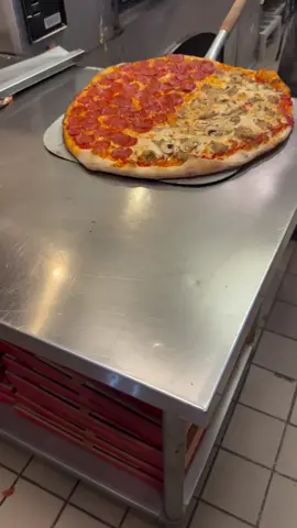 Pepperoni or Mushrooms? #burattinopizza 🍕🍄