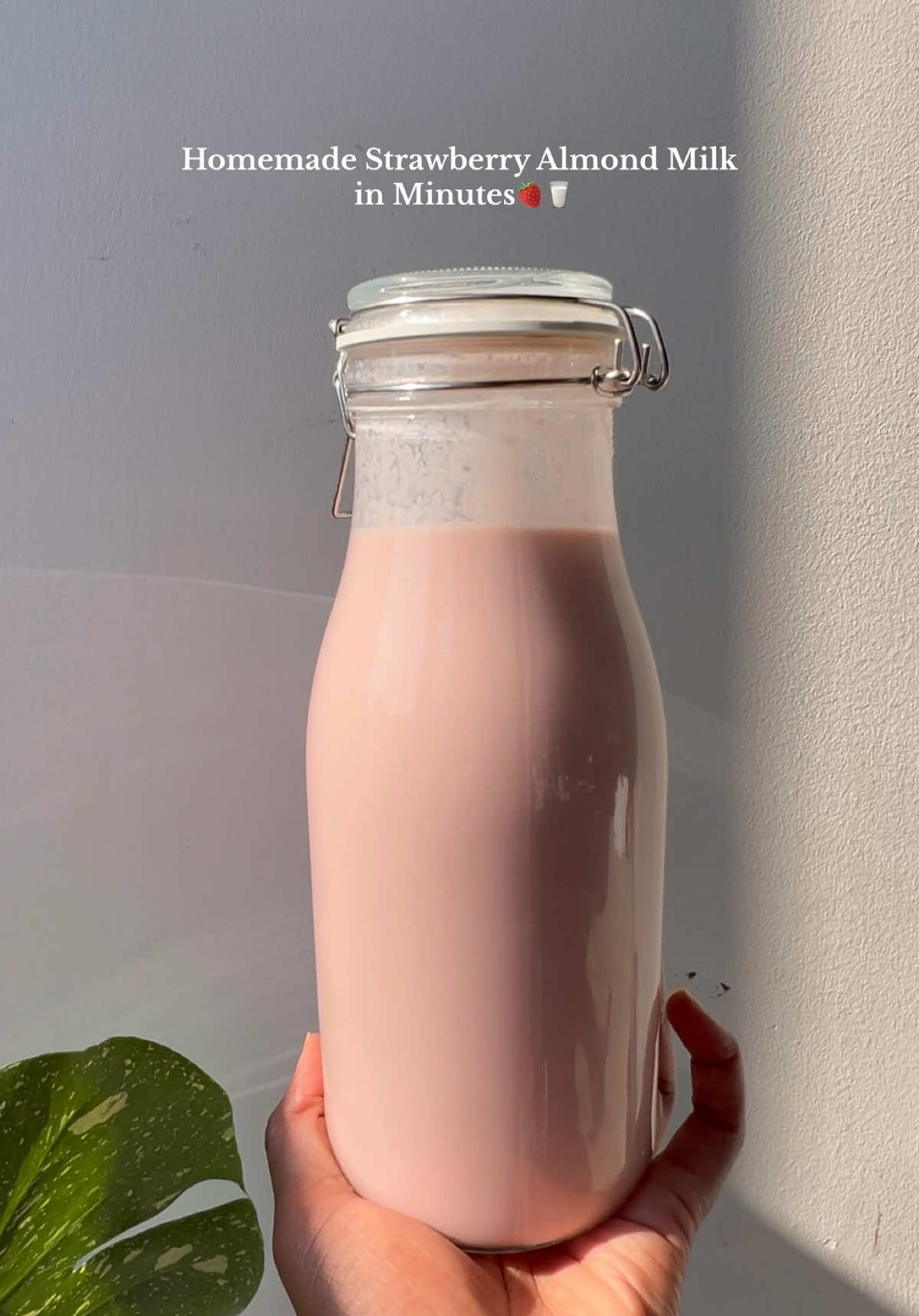 How to make Strawberry almond milk in minutes 🍓🥛 #strawberrymilk #almondmilk #strawberry 