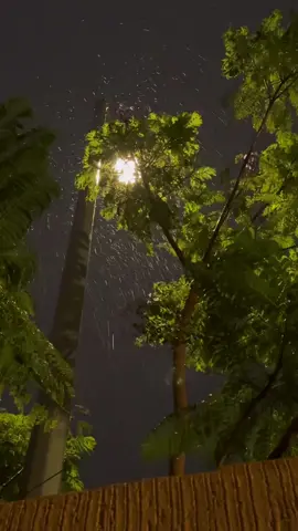 امطار #خميس_مشيط  الان …  في بيتنا طبعا 