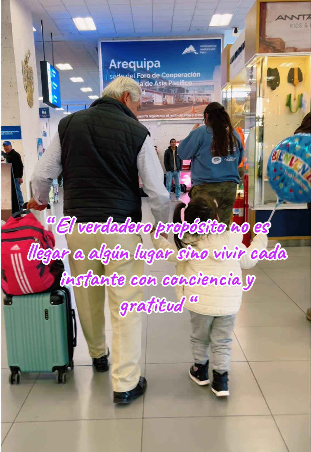 Nos pasamos la vida corriendo hacia metas pensando que lo bueno está en el futuro. Y si quizá te preguntaras qué sientes cuando estás con tu familia , con los que amas ? ¿ Qué sientes cuando respiras profundo , cuando te das ese tiempo para agradecer y sentir en verdad tus instantes de paz ?  Hoy no necesitas correr en seguida por todo , hoy permítete vivir instantes de presencia y de amor.🧡  #metas #propósito#presencia #gratitud #paz 
