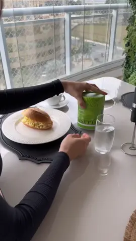 Reset 15D é um superblend que entrega uma fórmula única com 33 ingredientes, pensado para se tornar um ritual matinal dos sonhos. Feito com ingredientes verdes, funcionais e fibras inteligentes, ele auxilia na desinflamação profunda do corpo. Reduz o inchaço, acelera o metabolismo e faz o intestino funcionar diariamente, dando tchau para a constipação!! O Resetinho foi feito para mulheres reais, com vidas corridas e que precisam resetar o seu corpo para se sentirem leve e livres todos dias! Gostou, comenta aqui que eu mando o link.