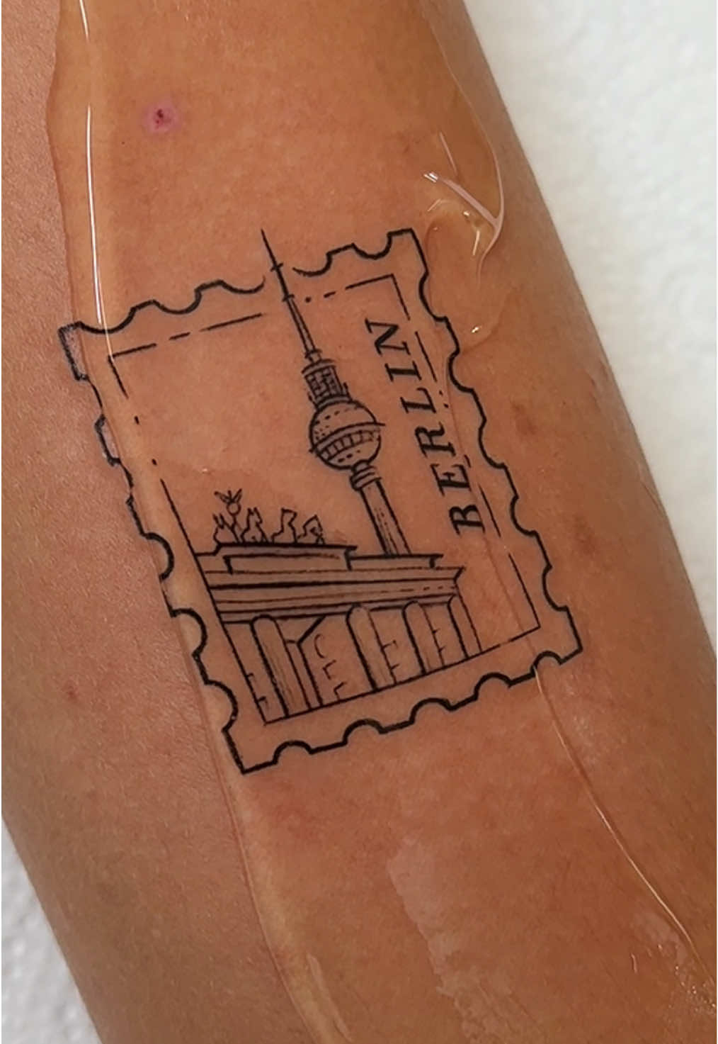 Was würdest du dir als Tattoo aus deiner Lieblingsstadt stechen lassen? #berlintattoo #finelinetattoo #souvenirtattoo #tinytattoo #minimalink 