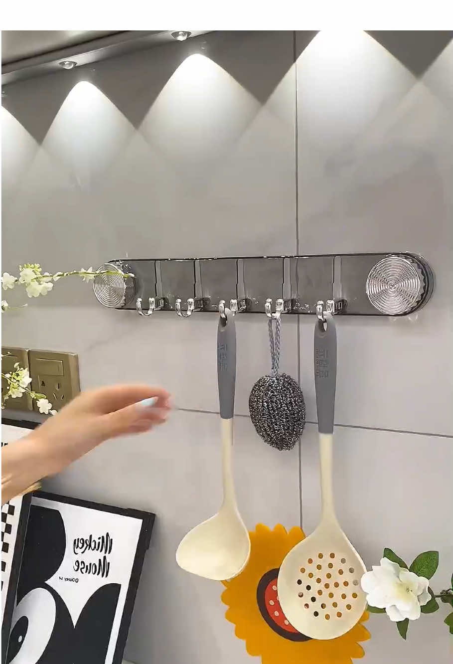 ¡Este gancho con ventosa tiene muchísimos usos! Úsalo para guardar cosas detrás de las puertas del baño y la cocina. Es bonito y práctico. #almacenamiento #gancho