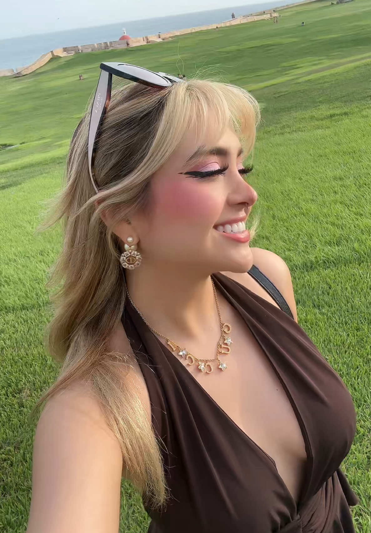 VAMO A BESARNOS #arigameplays #fyp 