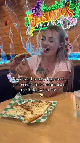 Like a good cheese pull 🥹🔥 If you’re looking for a cute place to take your kids , that’s INDOORS , away from the heat. Gotta take them to @makutus in Chandler az !!  Obviously the food is what got me to show up hahah I’m jk, my kids really enjoyed it here too  #explore #phoenixaz #azfoodie #issajoke #explorepage #girlhumor #phoenixarizona 