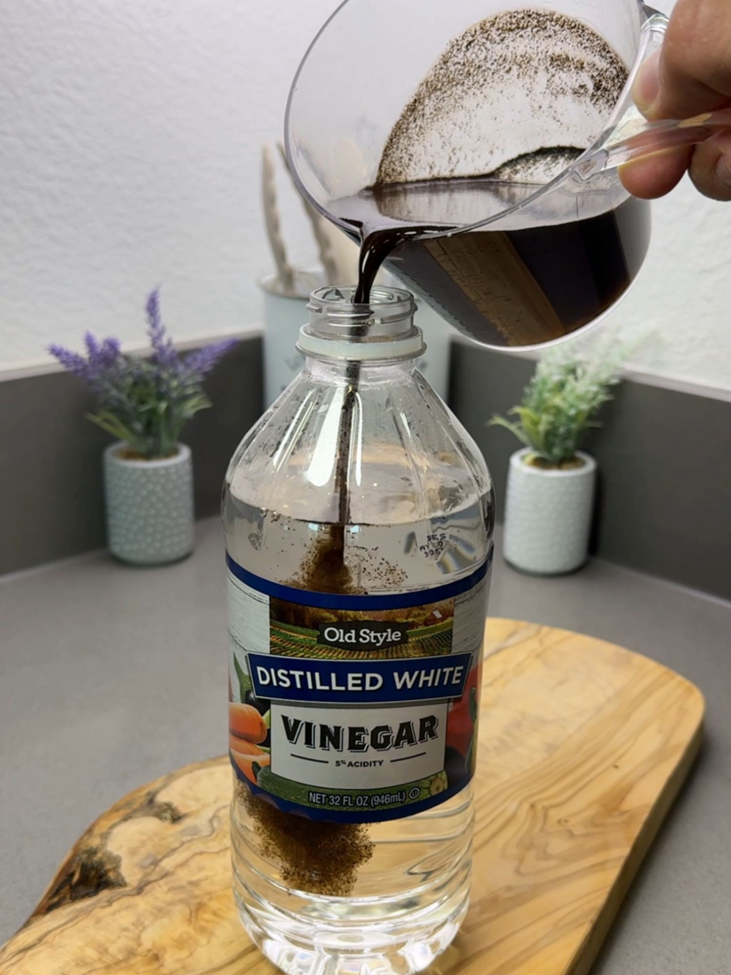 Pour coffee into vinegar and watch what happens next! #homehacks #LifeHack #cleaning