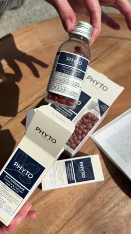 PHYTOPHANERE DUO, the ultra-effective and easy-to-use food supplement! The soft capsule technology allows Phytophanere capsules to provide both a better assimilation and a better bioavailability of the active ingredients. Non-binding, Phytophanere capsules are easy to swallow and digest! Directions for use: 2 capsules daily (in the morning with a glass of water) during 3 months. - - - PHYTOPHANERE DUO, le complément alimentaire ultra efficace et facile d’utilisation ! La technologie soft capsule permet aux capsules Phytophanere d’apporter à la fois une meilleure assimilation mais également une meilleure biodisponibilité des actifs. Non contraignantes, les capsules Phytophanere sont faciles à avaler et à digérer ! Conseil d’utilisation : 2 capsules par jour (le matin avec un verre d’eau) pendant 3 mois. #phytoparis #phytophanere #foodsupplement #hairgrowth #haircare #hairbeauty #hairvolume